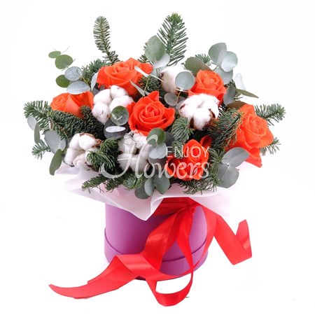 Композиция из еловых веток и оранжевых роз "Дыхание зимы"