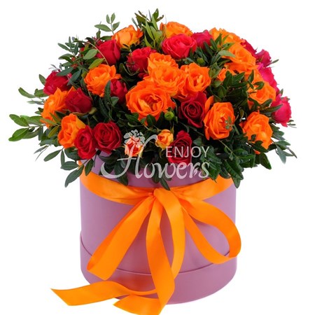Композиция из красных и оранжевых кустовых роз в коробке "Гурман"

