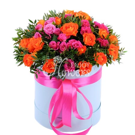 Композиция из оранжевых и малиновых кустовых роз в коробке "В тиши лесов"