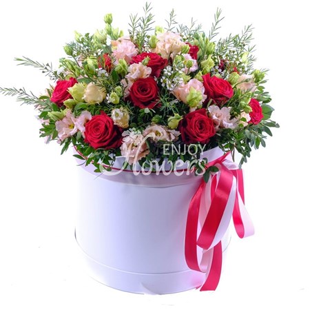 Композиция из персиковой эустомы и красных роз в коробке "Шедевр"