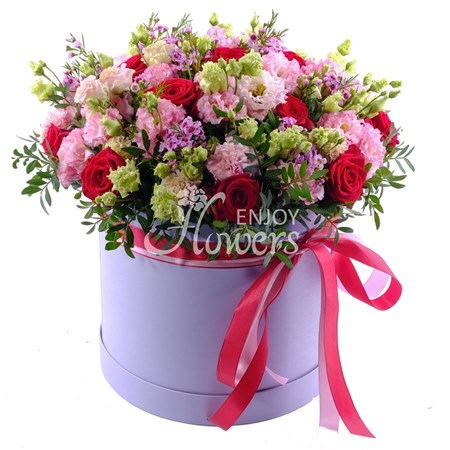 Композиция из розовой эустомы и красных роз в коробке "Строчки любви"