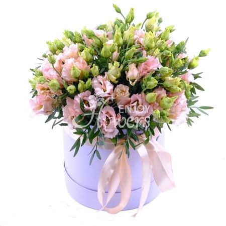 Композиция в коробке из 7 эустом с зеленью "Персиковая эустома в коробке"