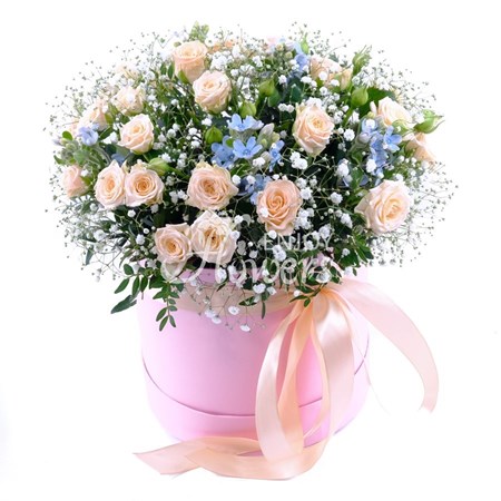 Композиция в коробке из 7 кремовых кустовых роз с оксипеталумом "Милый образ"