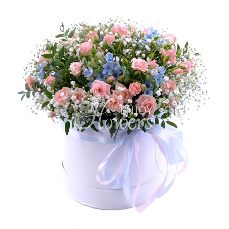 Композиция в коробке из 7 розовых кустовых роз с гипсофилой "Сны наяву"