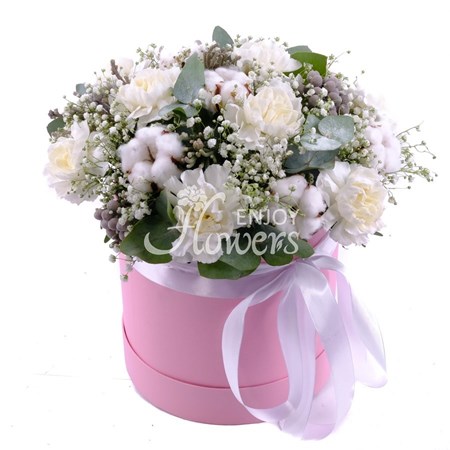 Композиция в коробке из белых гвоздик и хлопка "Северный полюс"