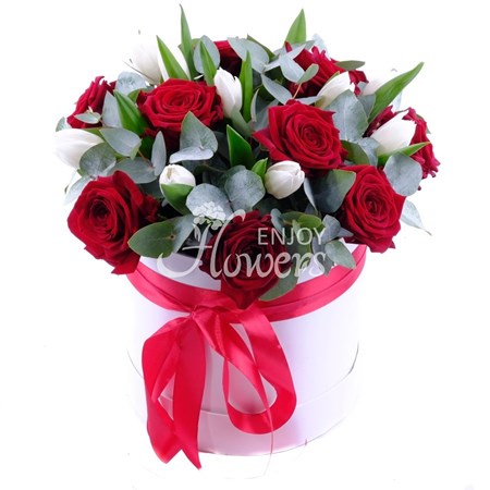 Композиция в коробке из белых тюльпанов и красных роз "Прикосновение природы"