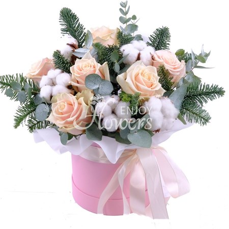 Композиция в коробке из еловых веток,кремовых роз и хлопка "Зимние истории"