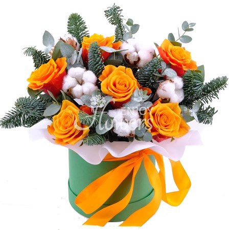 Композиция в коробке из еловых веток,ярко-оранжевых роз и хлопка "Верить в чудеса"