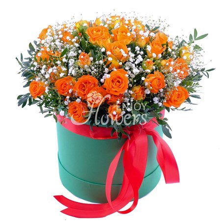 Композиция в коробке из оранжевой кустовой розы с гипсофилой "Образ природы"