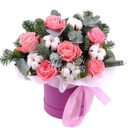 Композицияв коробке из еловых веток,коралловых роз и хлопка "Сказочный переполох"